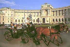 Wiener Hofburg mit Fiaker