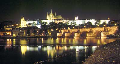 Nachtaufnahme in Prag: Karlsbrcke und Schlo