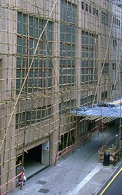 Baustelle mit Bambusgerst