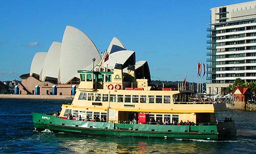 Fhre in Sydney, vor der Oper