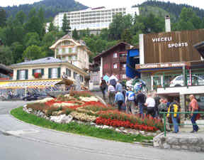 Wanderung durch Leysin vom Hotel zur Seilbahnstation