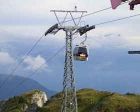 Mast und Kabine der Seilbahn Leysin