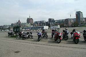 Motorradaufstellung vor der Skyline Rostocks