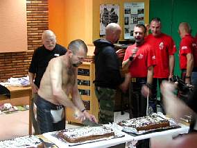 Anschnitt des Kuchens zum Jubil�um des MCRA