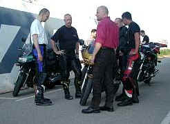 Bike-Run-Teilnehmer-Gruppe im Bahnhof Avignon