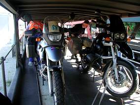 Motorr�der im Fahrzeugtransportwagen