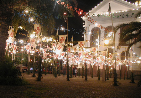 Festlicher Kirchenvorplatz von Sao Martinho