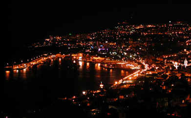 Nächtliches Panorama von Funchal