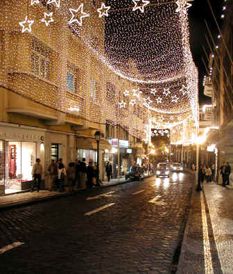 Weihnachtlich illuminierte Strae in der Innenstadt von Funchal