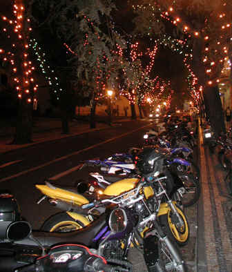 Motorrder in einer weihnachtlich illuminierten Strae in der Innenstadt von Funchal
